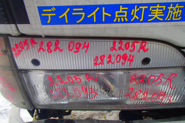 Ресница фары правая
 Isuzu
 Elf
 2003 г.в.,
                                кузов: NKR81E; двигатель: 4HL1;